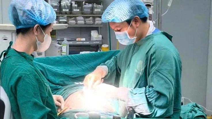 Thiếu nữ 17 tuổi nhập viện với 3 vết thương đâm thấu bụng nguy kịch 