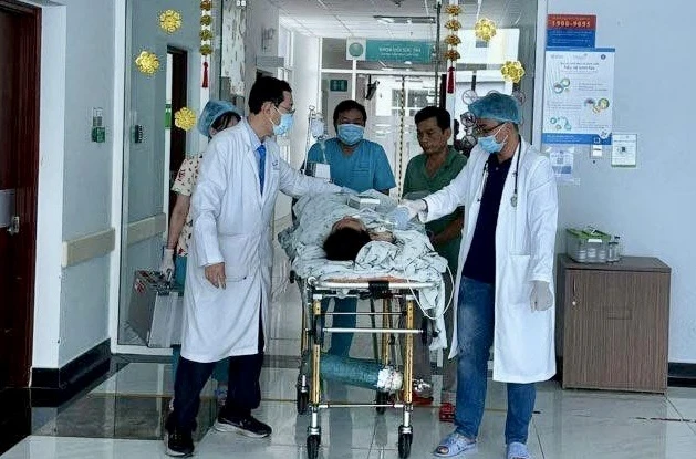 Nữ sinh bị container cán nguy kịch, tỉnh dậy liền hỏi: 'Em trai con có sao không?'