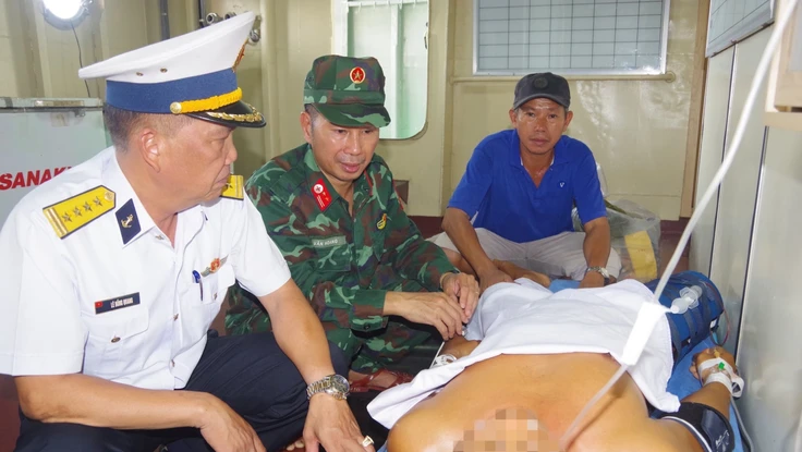Đưa ngư dân bị tai nạn trên biển về đất liền an toàn