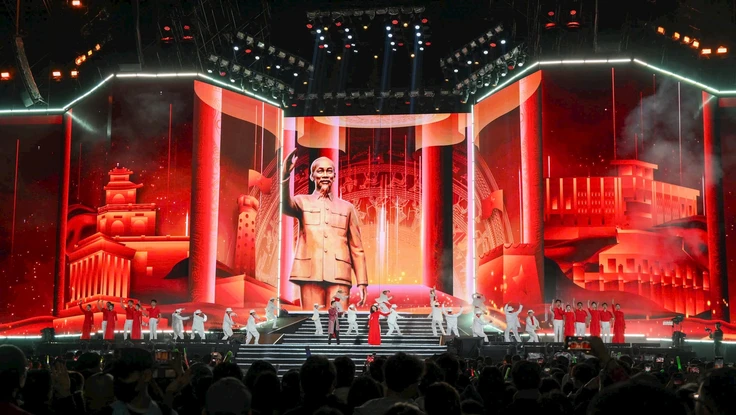 Khán giả bất ngờ khi xem sân khấu như bay trên không trung