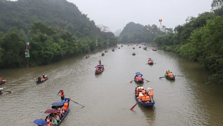 Đình chỉ hai lái đò chùa Hương vì vòi tiền, tự ý ghép khách