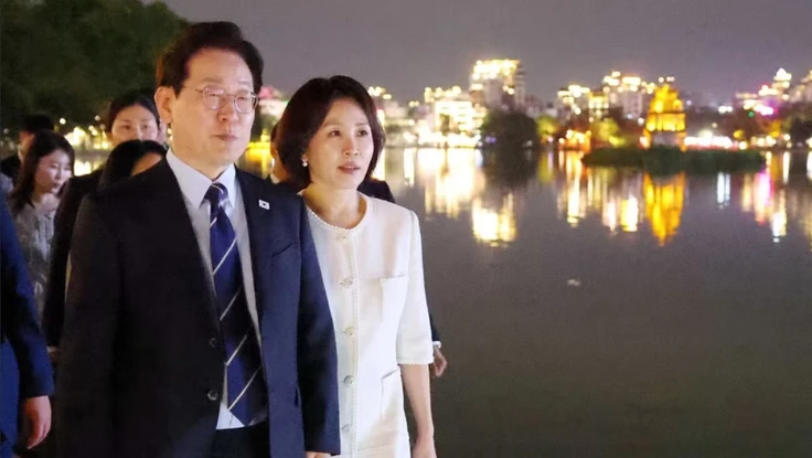 Tổng thống Hàn Quốc và Phu nhân đi dạo quanh Hồ Hoàn Kiếm