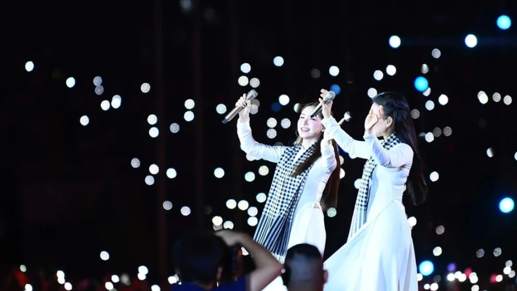 Hòa Minzy, Cẩm Ly hát lời mới thay cho câu 'Lúa chín cao nhưng chẳng hề cúi đầu'