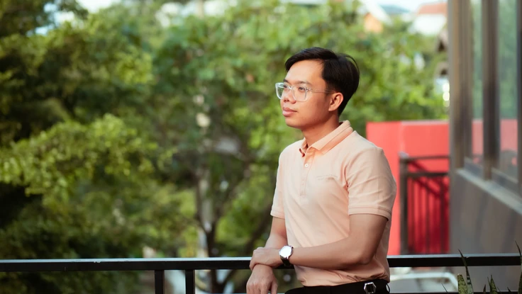 Tác giả trong một chuyến du lịch.