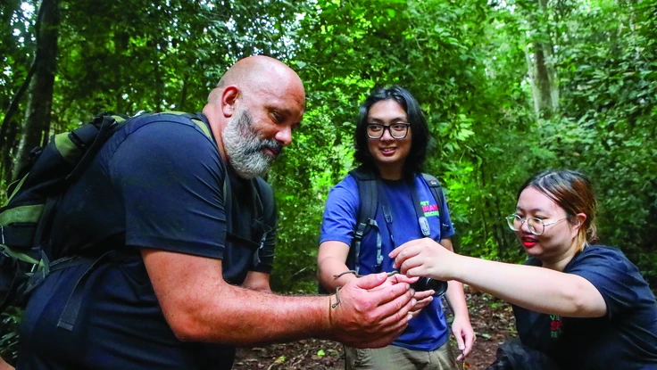 Anh Nguyễn Hoàng Lĩnh (giữa), trưởng nhóm Viet Snake Rescue, cùng những người bạn tái thả rắn. Ảnh: TẤN LỘC - NG.NHI