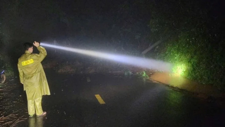 Sạt lở lớn trên đèo Gia Bắc, QL28 tạm ngưng lưu thông hai chiều