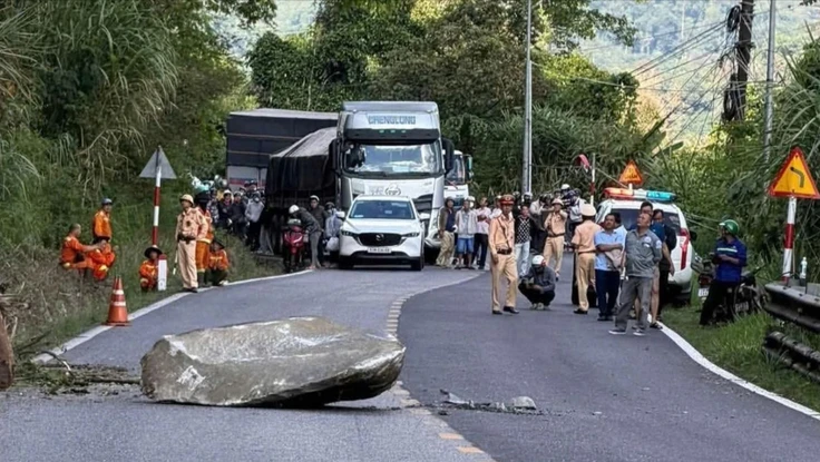 CSGT chủ động xử lý khối đá 'treo' chênh vênh trên đèo Bảo Lộc