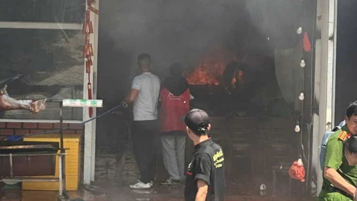 Cháy quán lẩu dê ở Đà Lạt, cảnh sát cùng người dân kịp thời dập lửa