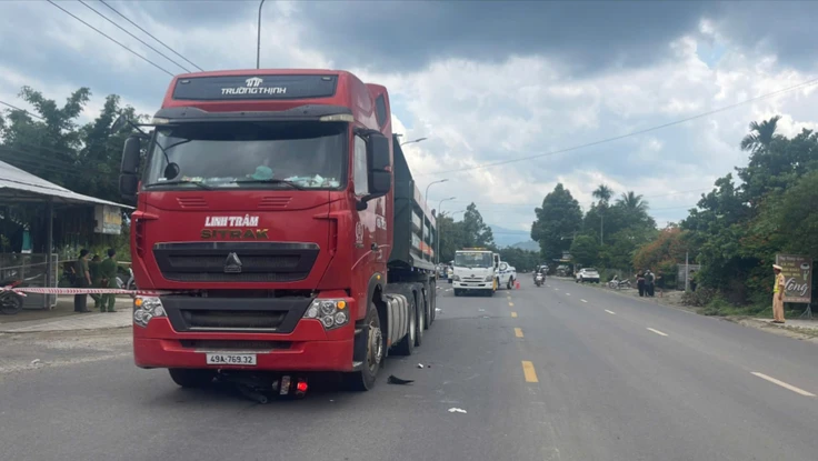 Xe đầu kéo tông xe máy cùng chiều trên Quốc lộ 20, 1 người tử vong