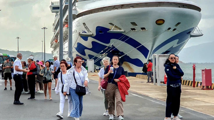 Hàng ngàn du khách Mỹ theo đường biển đến tham quan Khánh Hòa