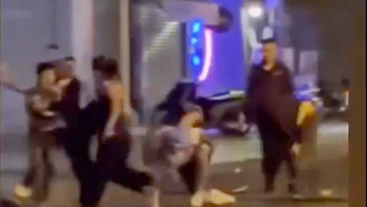 Clip ghi cảnh nhóm du khách nước ngoài bị đánh tới tấp ở Nha Trang