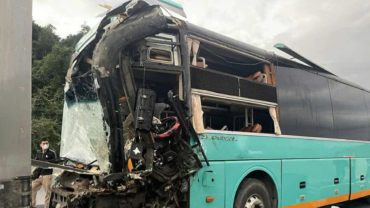 Tai nạn giao thông liên hoàn giữa 4 xe trên cao tốc Vân Phong - Nha Trang