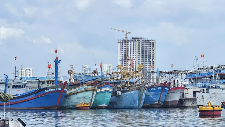Giá xăng dầu tăng cao, nhiều tàu cá của ngư dân miền Trung tạm dừng ra khơi