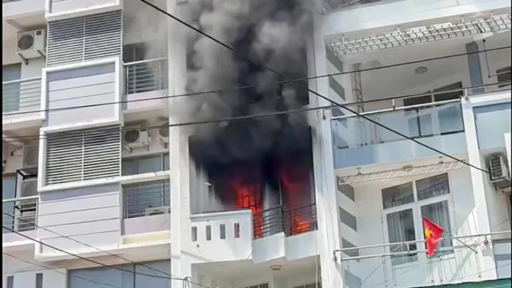 Thành viên lực lượng an ninh trật tự cơ sở cứu cụ ông mắc kẹt trong căn nhà cháy