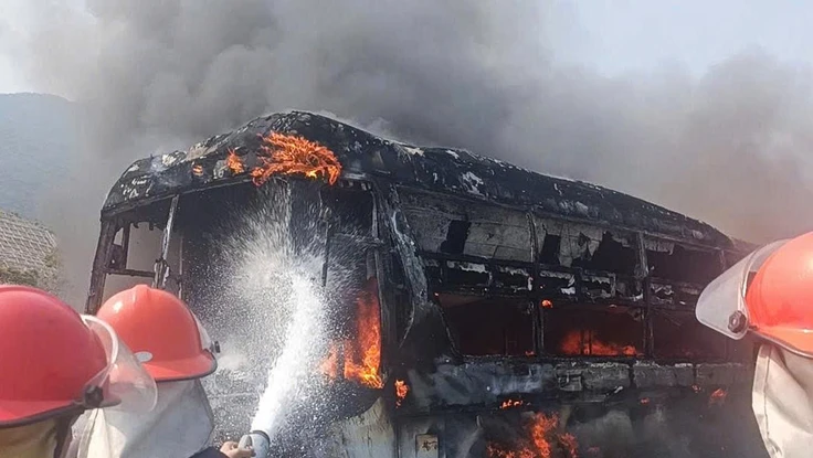 Xe khách bốc cháy ngùn ngụt trên Quốc lộ 1