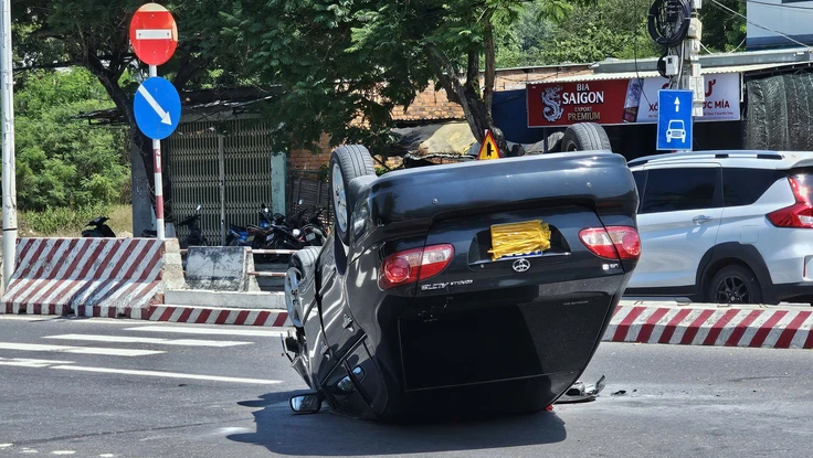 Ô tô tông dải phân cách rồi lật ngửa, người dân phá cửa cứu người