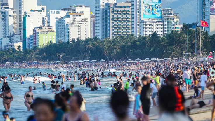 Đông nghịt du khách đón lễ trên bãi biển Nha Trang