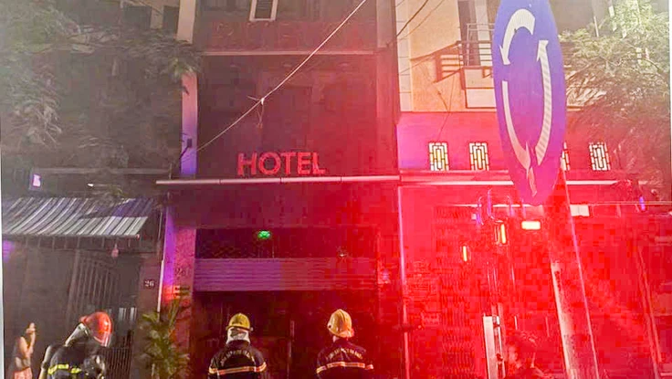 Cháy khách sạn ở Nha Trang, 2 khách mắc kẹt bên trong