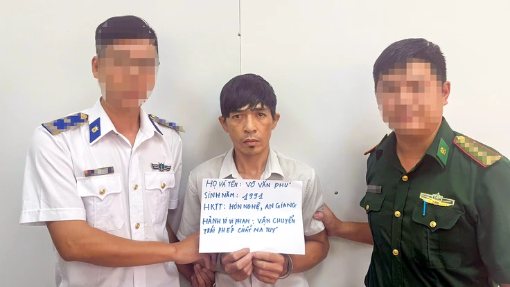 Vùng Cảnh sát biển 4 thu giữ hàng chục tấn hải sản và dầu lậu đợt cao điểm Tết Bính Ngọ 