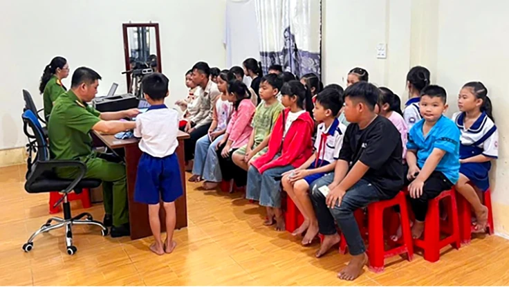 Hàng ngàn phụ huynh ở Cà Mau tranh thủ đưa con đi làm căn cước ngay trong dịp lễ