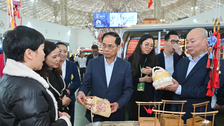 Người dân đổ về Hội chợ Mùa Xuân, doanh thu 9 tỉ đồng mỗi ngày 