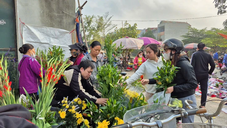 Mùng 2 Tết, nhiều siêu thị, chợ rục rịch hoạt động trở lại