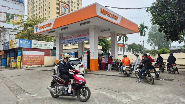 Chiều 7-3, giá xăng tăng sốc lên hơn 27.000 đồng/lít, dầu hỏa vọt lên 35.000 đồng/lít