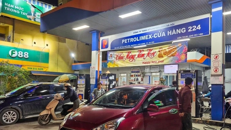 Nóng: Từ 22 giờ hôm nay, 11-3, giá xăng giảm gần 4.000 đồng/lít