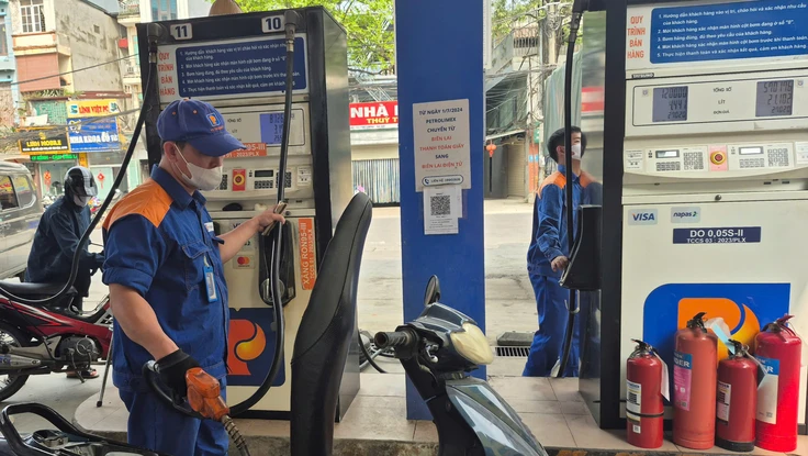 Chiều 9-4, giá xăng dầu giảm rất mạnh, có loại giảm gần 10.000 đồng/lít