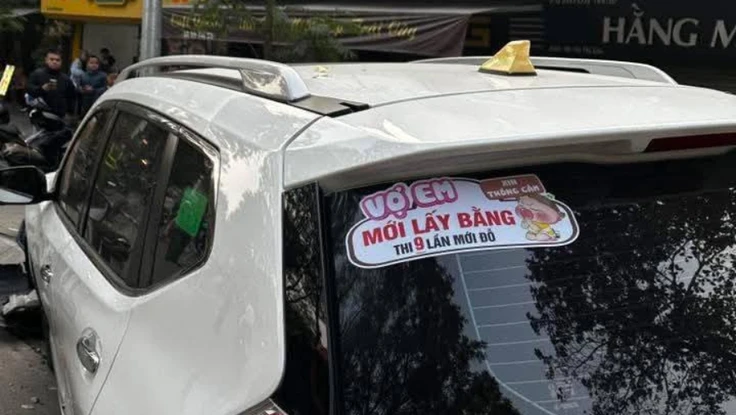 Ô tô phía sau dán chữ ‘vợ em mới lấy bằng, thi 9 lần mới đỗ’ tông nhiều xe máy