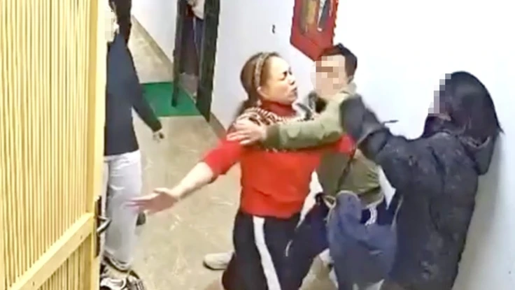 Tạm giữ hình sự người phụ nữ hành hung hàng xóm chung cư ở Hà Nội