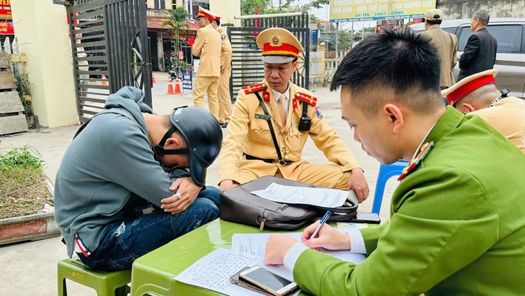 Bắt giữ thanh niên đi xe máy không mang biển số, tông ngã CSGT