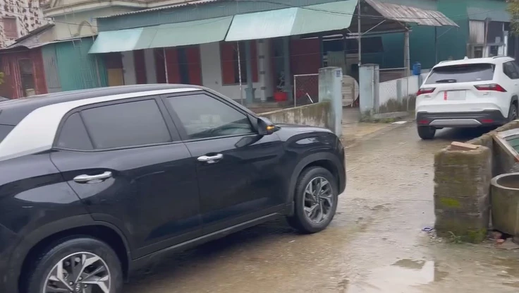 Dùng 2 ô tô chắn ngõ, khóa đầu, khóa đuôi xe của người đi chúc Tết 