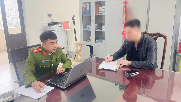 Vụ dùng ô tô chắn ngõ, thách thức 'phạt 100 triệu': Công an mời người đàn ông lên làm việc