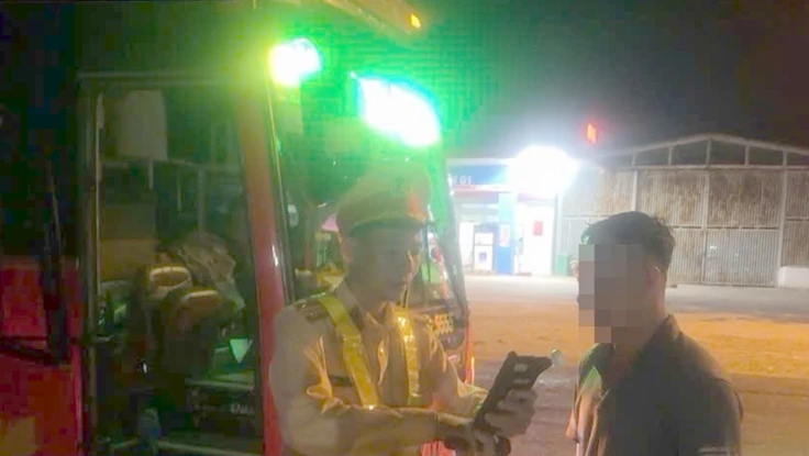 Xe nhồi nhét khách, người dân phản ánh đến zalo Cục trưởng Cục CSGT 