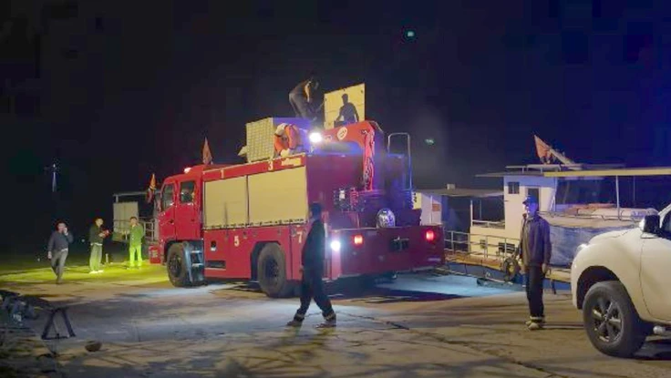 Lật tàu chở hơn 20 người ở hồ Thác Bà, 6 người đang mất tích 