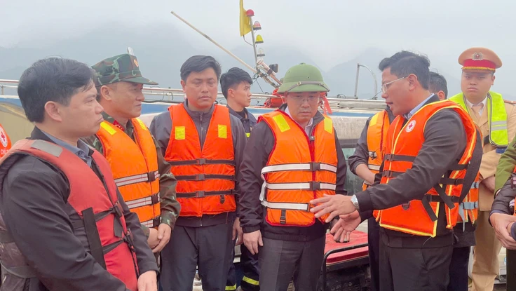 Chủ tịch tỉnh Lào Cai trực tiếp chỉ đạo công tác tìm kiếm nạn nhân vụ chìm tàu ở hồ Thác Bà