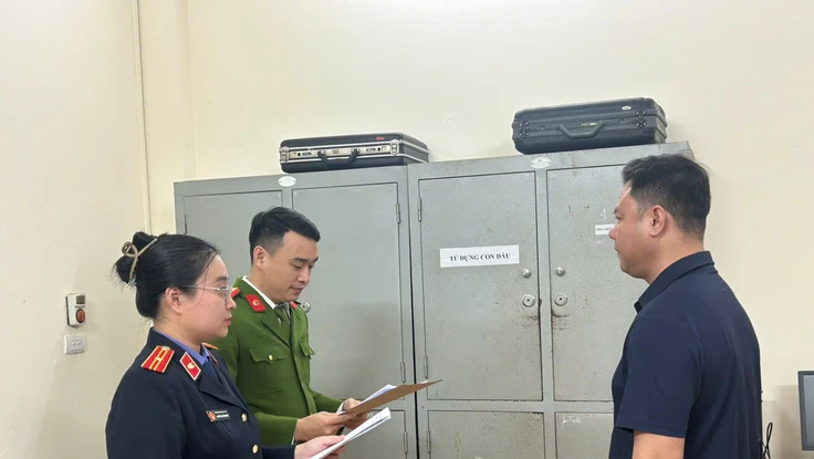 Khởi tố người dùng hai ô tô khóa đầu khóa đuôi xe đi chúc Tết 