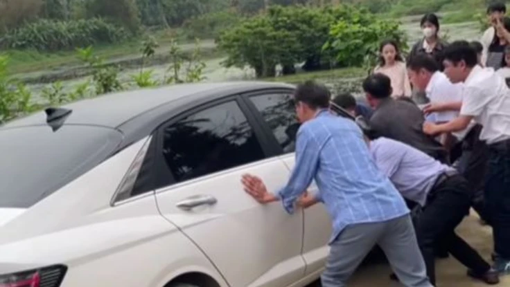 Clip nhà gái phải khiêng ô tô vì đỗ chắn đường 