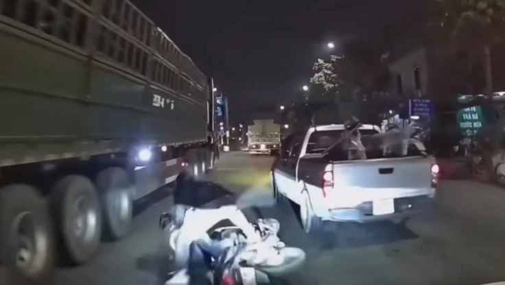 CSGT truy tìm tài xế ô tô bán tải chèn ép vợ chồng đi xe máy ngã xuống đường