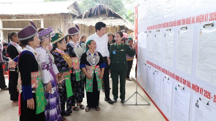 Cử tri vùng cao Nghệ An bỏ phiếu bầu cử sớm