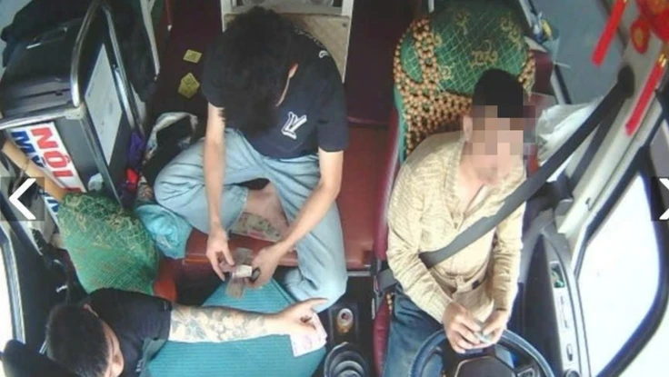 Tìm ra tài xế vừa lái xe khách trên cao tốc Bắc - Nam vừa đánh bài ăn tiền