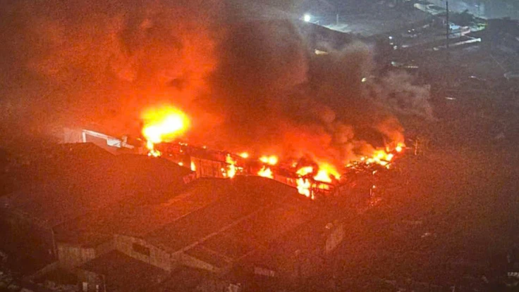 Hình ảnh cháy dữ dội tại xưởng gỗ đối diện Bệnh viện K Tân Triều