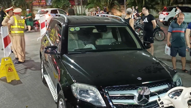 Tài xế vi phạm nồng độ cồn, Mercedes tông 2 xe máy, làm vỡ vòng xuyến