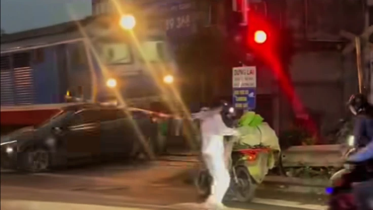 Danh tính tài xế ô tô dừng xe trên đường sắt bị tàu hoả tông 'bay' xe