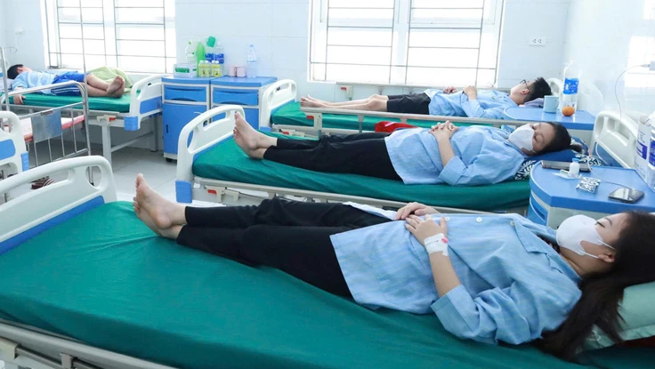 Chủ tiệm bánh mì ở Nghệ An phải trả viện phí cho 62 người bị ngộ độc