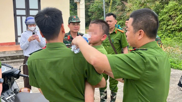 Bé 3 tuổi đi lạc đường ngủ một mình trong rừng đã được tìm thấy