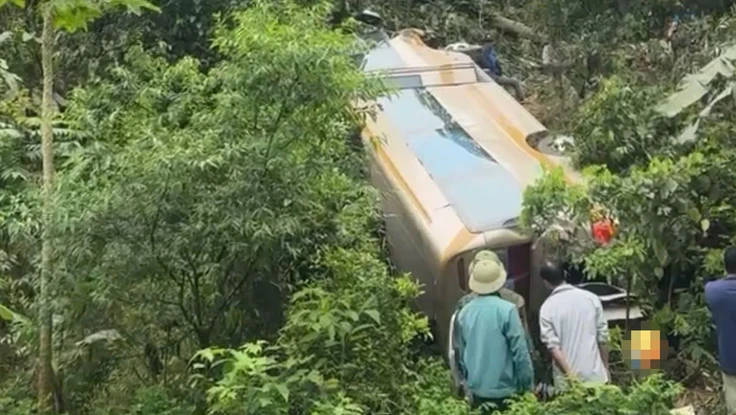 Hình ảnh hiện trường lật xe khách làm 1 người tử vong, 6 người bị thương