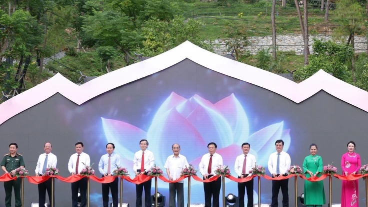 Khánh thành công trình thác 9 tầng tại quê hương Bác Hồ