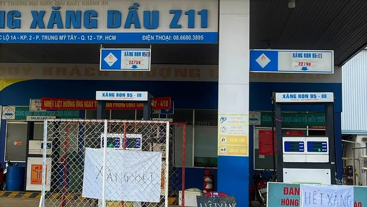 Ngày 5-11, một cây xăng ở quận 12 (TP.HCM) treo biển hết xăng. Ảnh: T.UYÊN